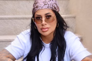 Adriana Müller posa de óculos escuros e bandana