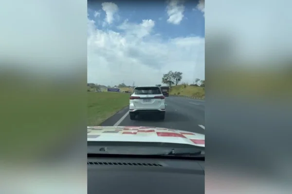 Foto colorida mostra viatura da Polícia Militar seguindo carro roubado na Rodovia Anhanguera (SP-330).