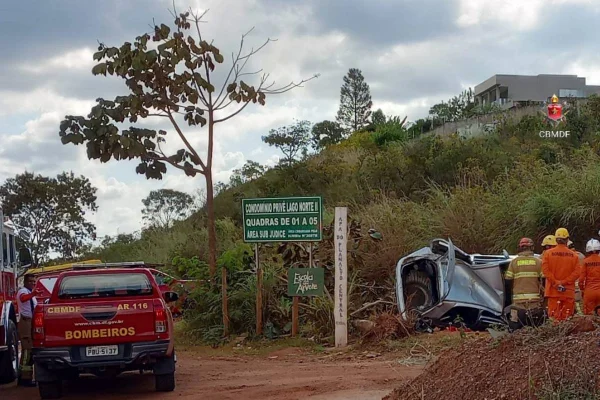 bombeiros realizando atendimento