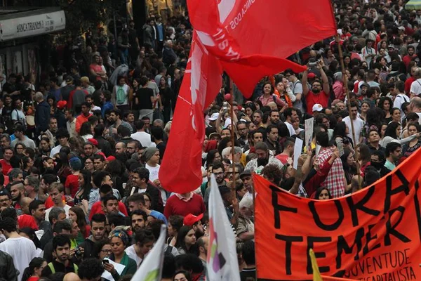 Manifestação contra reforma no ensino médio interdita Avenida Paulista