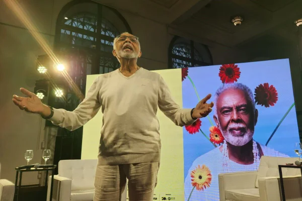 Imagem colorida mostra o cantor Gilberto Gil anunciando sua turnê de despedida - Metrópoles
