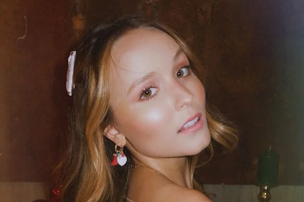 Após usar máscara, Larissa Manoela adota cabelo de yorkshire