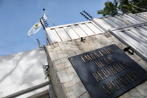 Imagem colorida da embaixada argentina em Caracas, na Venezuela