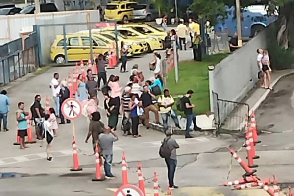 Foto colorida de ônibus sequestrado no Rio de Janeiro - Metrópoles