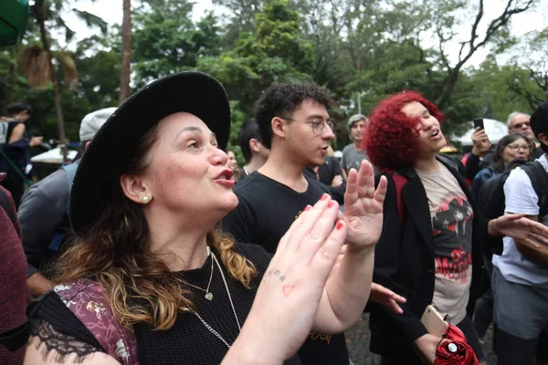 Vídeo: fãs cantam e levam discos em velório de Rita Lee no Ibirapuera