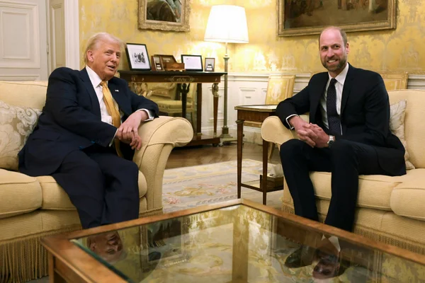 Donald Trump e príncipe William em uma sala dourada, sentados cada um em um sofá