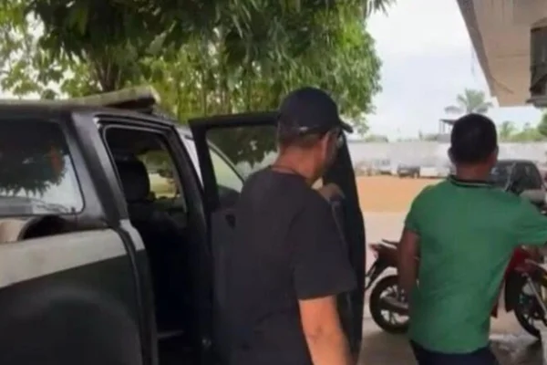 Polícia prendendo homem