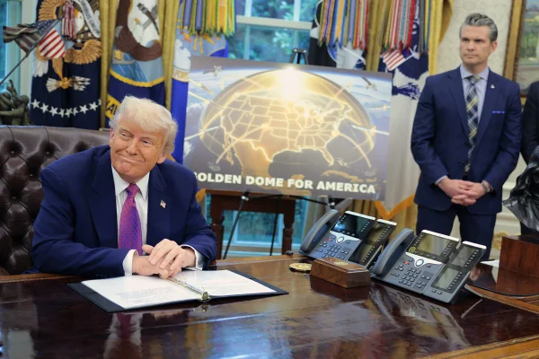 Imagem colorida, Trump e o Secretário do Departamento de Defesa, Pete Hegseth