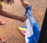 Homem dá voadora e tenta queimar bandeira de Celina; deputado aciona a PCDF - imagem 3 Homem dá voadora e tenta queimar bandeira de Celina; deputado aciona a PCDF - imagem 3