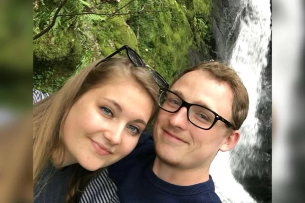 Foto selfie de Nathan Vaughan e Katie Glass. Os dois são brancos e loiros, Nathan usa óculos e a foto está focada no rosto deles - Metrópoles