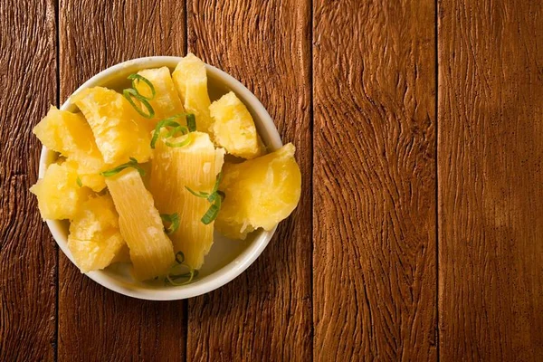 Foto colorida de uma porção de mandioca, alimento rico em fibras - Metrópoles
