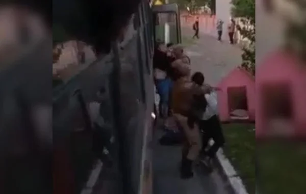 foto colorida de abordagem policial