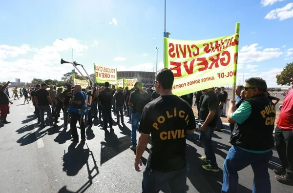 Policiais civis desafiam a Justiça e fazem protesto no Mané Garrincha