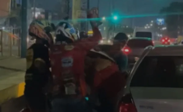 Imagem colorida de entregadores agredindo motorista - Metrópoles