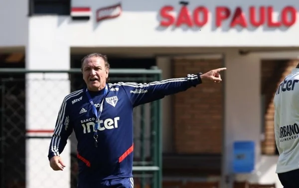 Com Pato, Cuca esboça São Paulo sem mudanças para enfrentar Fluminense