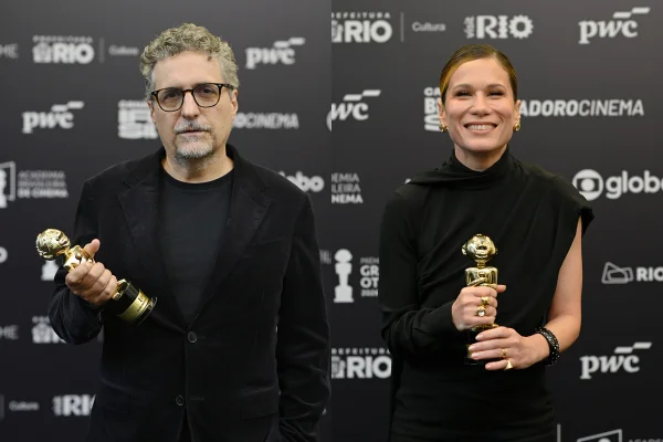 Montagem de imagens mostra Kleber Mendonça Filho (à esquerda) e Marianna Brennand (à direita) com as estatuetas do Prêmio Grande Otelo de Melhor Filme de Ficção - Metrópoles