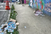 Santinhos espalhados por ruas de São Paulo no domingo (4/10) do 1º turno das eleições de 2026
