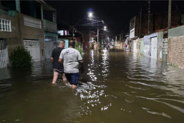 Imagem colorida mostra chuva e alagamento na cidade de Mongaguá; cidade teve situação de emergência reconhecida pelo governo federal - Metrópoles