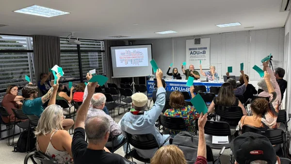 Pessoas com a mão erguida - Metrópoles