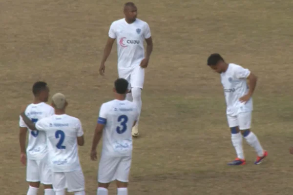 Jogadores do Barra na entrada do jogo contra a Inter de Limeira na Série D