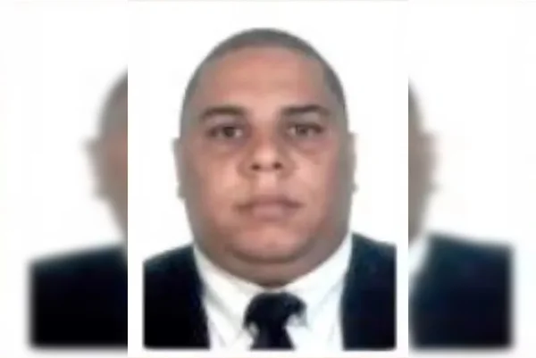 Foto colorida, homem com terno em foto 3x4 - Metrópoles