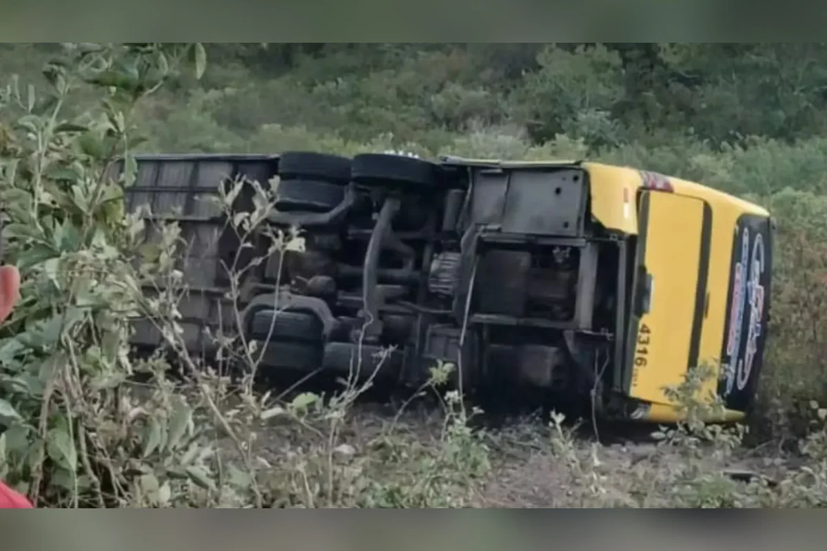 Ônibus com 40 romeiros tomba no Ceará, deixa 2 mortos e vários feridos