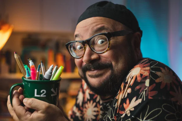 O autor Tino Freitas em foto colorida - Metrópoles