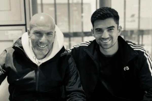 Imagem colorida de Zidane pai e Zidane filho - Metrópols