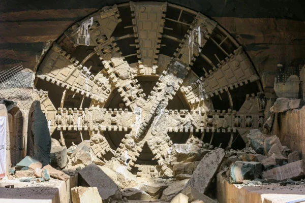 Imagem colorida mostra o tatuzão nas obras da Linha 6-Laranja do metrô de São Paulo - Metrópoles