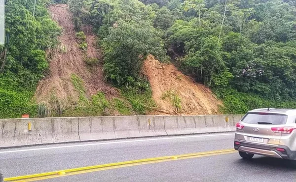 Após novas chuvas, BR-277 no litoral do PR volta a ter pista simples