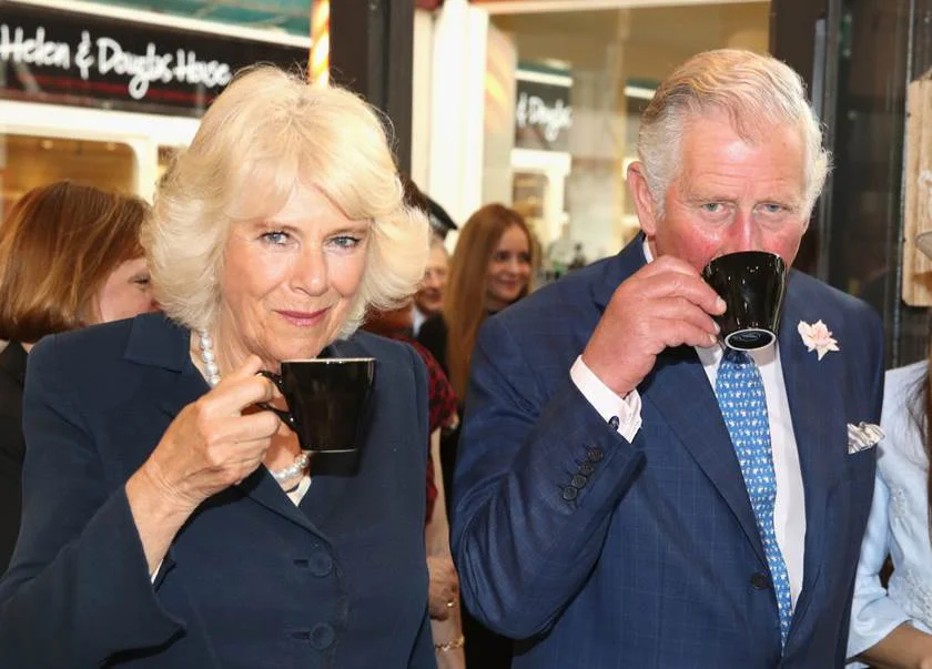 Príncipe Charles traiu a Princesa Diana por muito tempo com Camilla Parker Bowles. Diana tinha conhecimento da relação extraconjugal do marido e eles se separaram por conta da infidelidade Príncipe Charles traiu a Princesa Diana por muito tempo com Camilla Parker Bowles. Diana tinha conhecimento da relação extraconjugal do marido e eles se separaram por conta da infidelidade