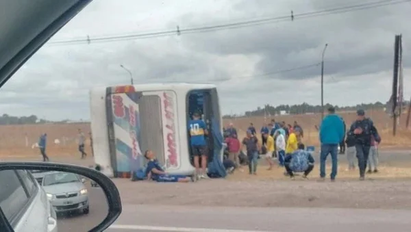 Mulher morre em acidente de ônibus com torcedores do Boca Juniors