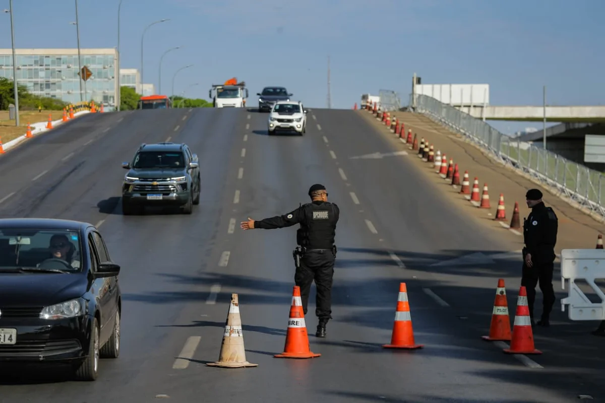 Apesar da interdição parcial, o trânsito próximo à Praça dos Três Poderes ainda não foi impactado e até o momento não há engarrafamento registrado Apesar da interdição parcial, o trânsito próximo à Praça dos Três Poderes ainda não foi impactado e até o momento não há engarrafamento registrado