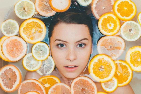 Vitamina C é item indispensável na rotina de cuidados com a pele