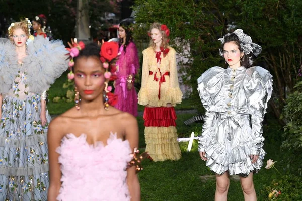 As noivas góticas e românticas da passarela da Rodarte no NYFW 2018