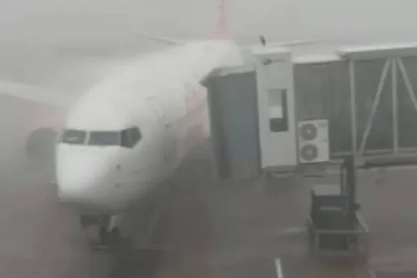 Imagem mostra avião estavionado em aeroporto atingido por tempestade - metrópoles