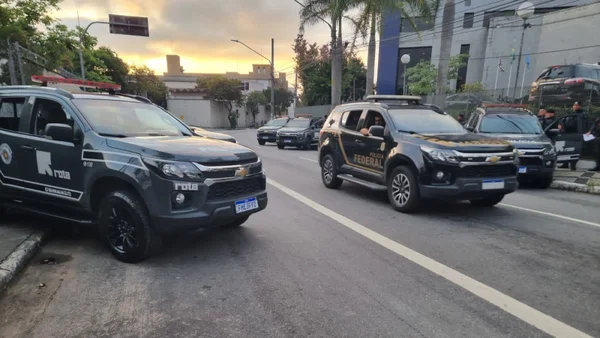 Foto colorida de viaturas da Polícia Militar e da Polícia Federal