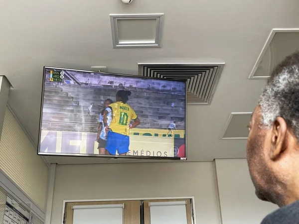 Pelé assistindo a Seleção Feminina