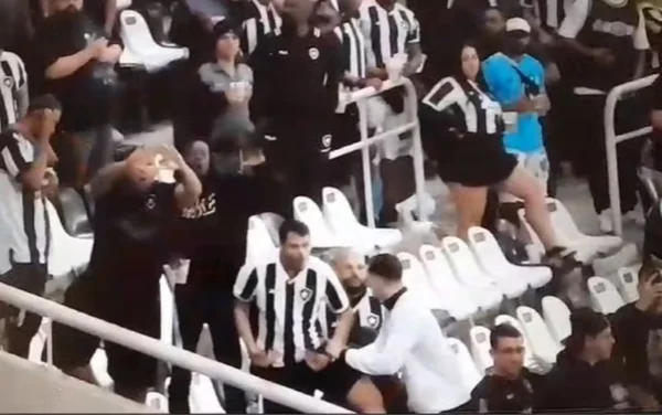 Foto colorida de um torcedor do Botafogo acusado de ato racista - Metrópoles