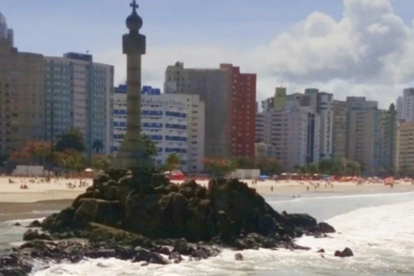 Imagem colorida mostra praia em São Vicente, onde ocorre processo de erosão. Metrópoles