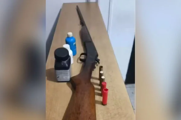 Imagem colorida mostra espingarda encontrada na casa de homem preso por agredir mulher - Metrópoles