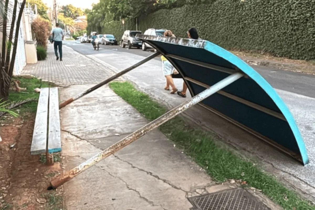 Imagem colorida de ponto de ônibus desabado em Piracicaba; mulher ficou ferida - Metrópoles