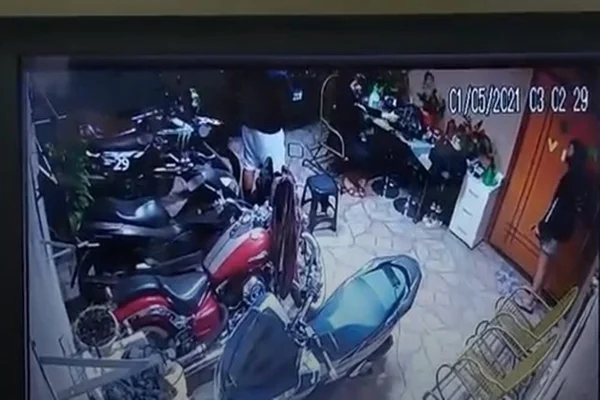 Vídeo mostra momento em que mulher mata namorado com tiro acidental