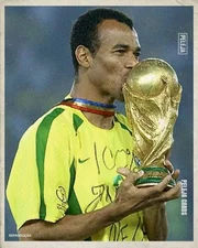 A ideia de chamar Cafu vem da cena em que ele, como capitão, exibiu a frase em sua camisa após a vitória do Brasil na Copa do Mundo de 2002 A ideia de chamar Cafu vem da cena em que ele, como capitão, exibiu a frase em sua camisa após a vitória do Brasil na Copa do Mundo de 2002