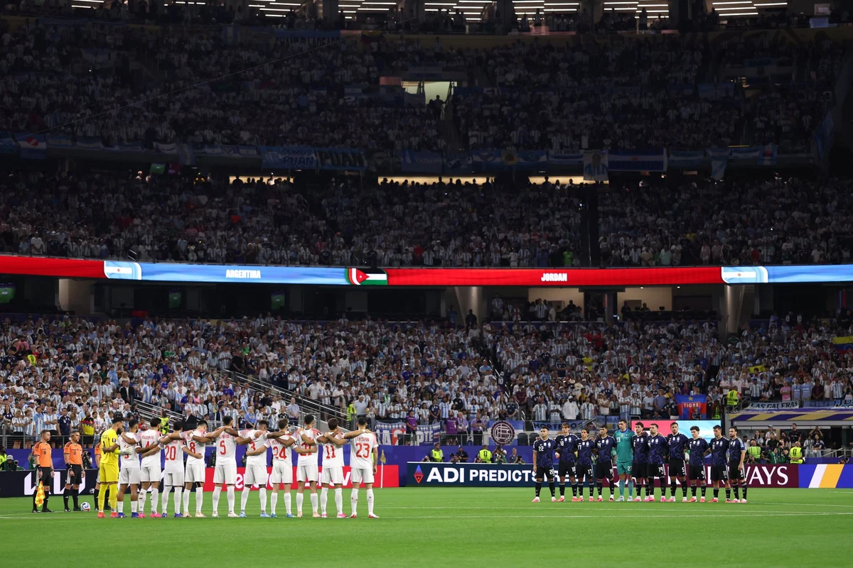 Jordânia e Argentina perfiladas antes de partida pela Copa do Mundo.
