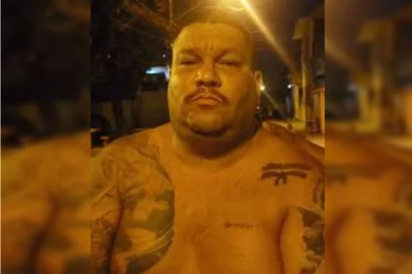 homem gordo sem camisa