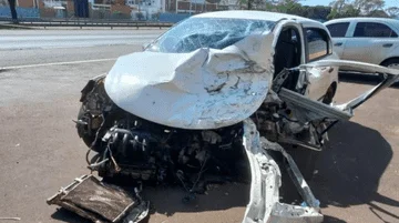 Fotografia colorida de carro batido após acidente que matou bebê de 1 ano e 8 meses no interior de São Paulo