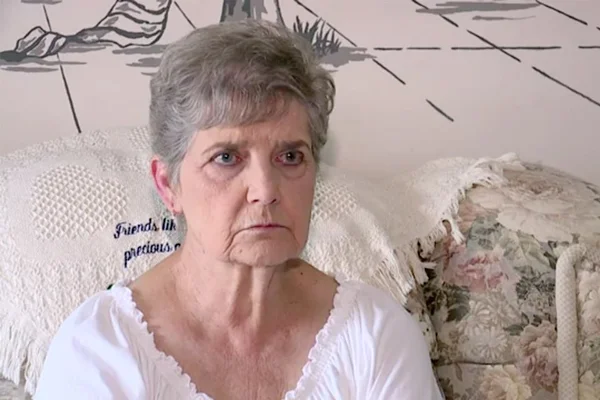 Idosa de 79 anos é condenada por alimentar gatos de rua