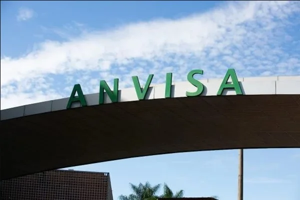 Na imagem colorida, a faixada da Anvisa está em evidência