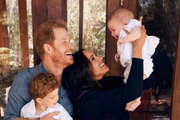 O príncipe Harry ao lado da esposa, Meghan Markle, e dos dois filhos, Archie e Lilibet Diana